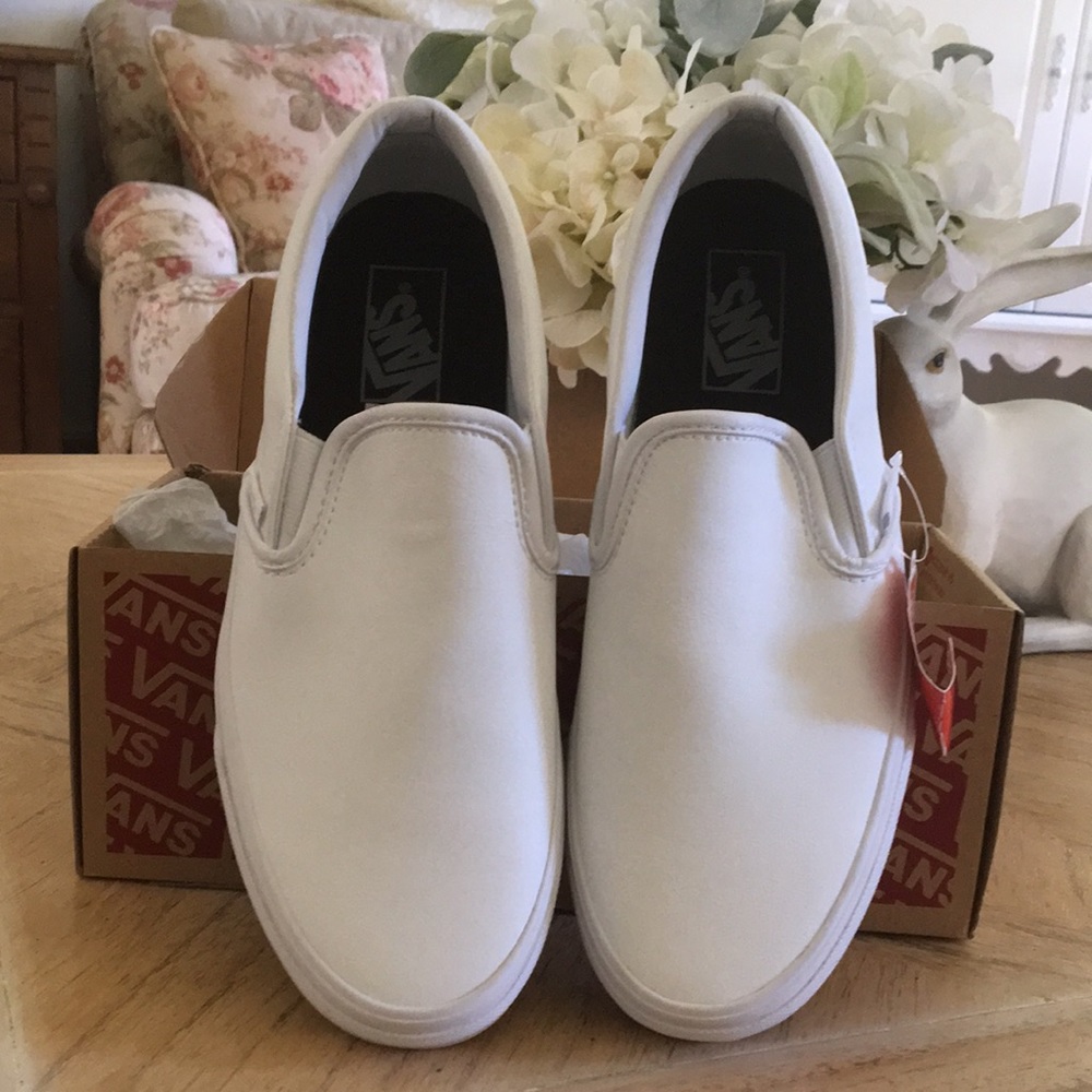 NWT VANS classic tumble true white slip on sneakers